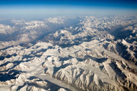 Foto de Vista aérea de las montañas del Himalaya cubiertas de nieve, Ladakh, Jammu y Cachemira, India - Imagen libre de derechos