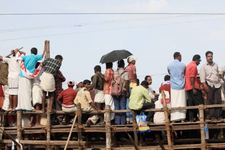 Téléchargez les photos : Les gens regardent course de bateau sur le lac punnamada, Alleppey, Alappuzha, Kerala, Inde - en image libre de droit