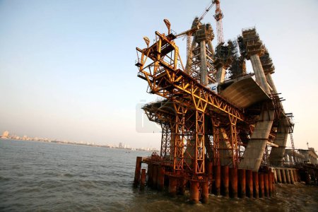 Site de construction de la liaison Bandra Worli Sea sur la mer d'Arabie dans la banlieue ouest de Bombay maintenant Mumbai, Maharashtra, Inde