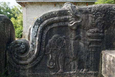 Téléchargez les photos : Statue en ruine dans le site du patrimoine mondial, ville sacrée d'Anuradhapura, Isurumuniya Vihare, Sri Lanka - en image libre de droit