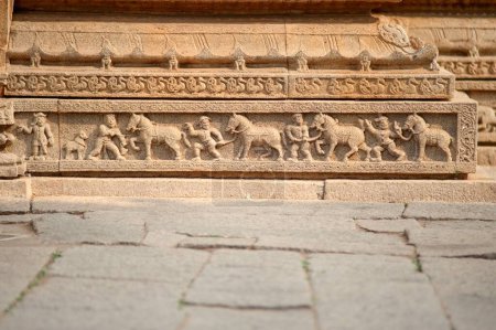 Escultura de comerciante de caballos en la pared del templo vitthal, Hampi, Karnataka, India