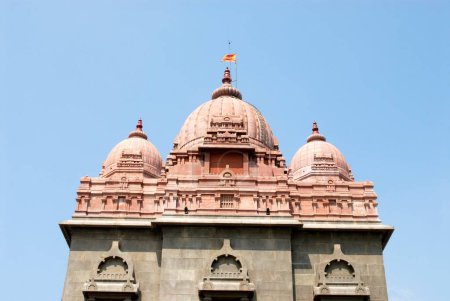 Reich verzierte Kuppeln des Swami Vivekananda Rock Memorial Mandapam, 1970 eingeweiht, Kanyakumari, Tamil Nadu, Indien
