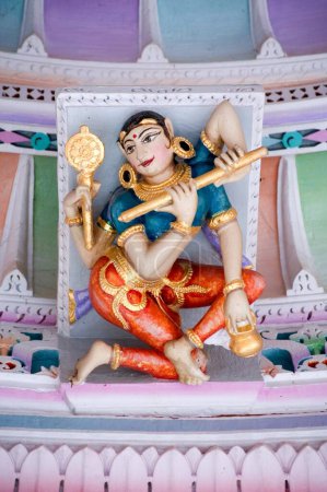 Sculpture de femme au plafond du temple panchasara parasvanath jain, Patan, Gujarat, Inde