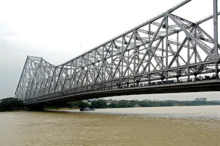 Téléchargez les photos : Pont Howrah Rabindra Setu sur la rivière en porte-à-faux et large pont, Calcutta maintenant Kolkata, Bengale occidental, Inde - en image libre de droit