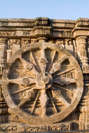 Foto de Una de las esculturas icónicas de la rueda en el templo del sol del siglo XIII Monumento al Patrimonio de la Humanidad, Konarak, Orissa, India - Imagen libre de derechos