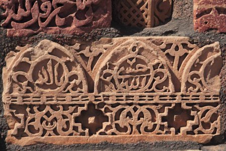 Téléchargez les photos : Ornement islamique du Coran inscription gravée sur le complexe Qutab Minar construit en 1311 tour de grès rouge, Delhi, Inde Site du patrimoine mondial de l'UNESCO - en image libre de droit