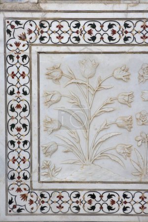 Téléchargez les photos : Incrustation de marbre de murs inférieurs et imbriqués sculptés bas-relief réaliste représentations de fleurs au Taj Mahal Septième merveilles du monde, Agra, Uttar Pradesh, Inde Site du patrimoine mondial de l'UNESCO - en image libre de droit