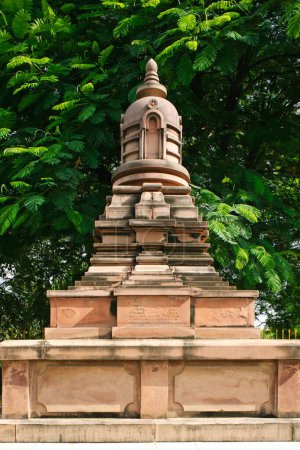 Ven Ble Devamitta Dharmapala Anagarika Dharmapala fundador de la sociedad Mahabodhi incinerado escuchar Sarnath cerca de Varanasi, Uttar Pradesh, India