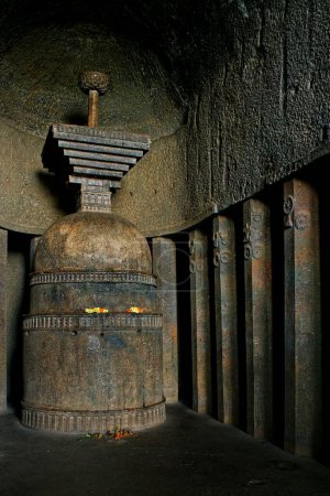 Téléchargez les photos : Stupa bouddhiste dans les grottes de Bedsa au 2ème siècle avant JC , Pune, Maharashtra, Inde - en image libre de droit