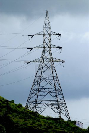Téléchargez les photos : Tour de ligne de haute tension sur la colline avec ciel plein de nuages gris de mousson, énergie électrique à Parvati, Pune, Maharashtra, Inde, Asie - en image libre de droit