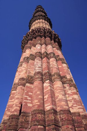 Téléchargez les photos : Qutab Minar construit en 1311 tour de grès rouge, Delhi, Inde Patrimoine mondial de l'UNESCO - en image libre de droit
