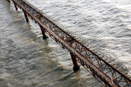 Pont temporaire sur le site de construction de la liaison Bandra Worli Sea sur la mer d'Oman dans la banlieue ouest de Bombay maintenant Mumbai, Maharashtra, Inde