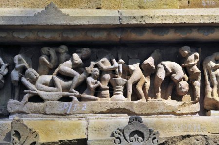 Foto de Esculturas eróticas en templo lakshmana Khajuraho madhya pradesh india - Imagen libre de derechos