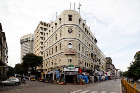 Foto de Edificios de metro con dos carreteras en Bombay Mumbai, Maharashtra, India - Imagen libre de derechos