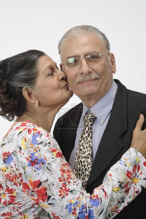 Altes Paar, alte Frau küsst alten Mann auf die Wange 