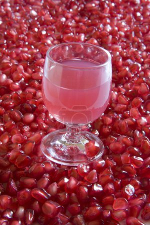 Fruta y bebida, Semillas de granada Anardana con vaso de pulpa bueno para la salud
