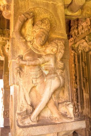 Foto de Pareja amorosa tallada en una de las columnas en el porche en el templo de Durga en el templo de Durga, Aihole, Karnataka, India - Imagen libre de derechos