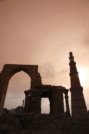 Téléchargez les photos : Vue du soir du Qutab Minar construit en 1311 tour de grès rouge, art indo-musulman, sultanat de Delhi, Delhi, Inde Site du patrimoine mondial de l'UNESCO - en image libre de droit