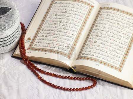 Téléchargez les photos : Perles de prière du Coran châle masse Allah bohri musulman topi cap eid ul _ fitr ou id _ ul _ fitr pour Id festival - en image libre de droit