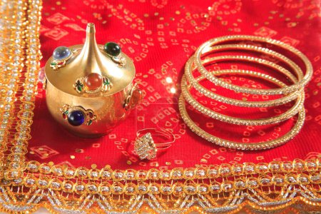 Festival indio Teej procesión de celebración de la diosa Parvati rojo chunari kumkum anillo de olla y brazaletes, India