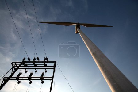 Foto de Molino de viento en el poste de las líneas eléctricas en Sankeshwar en Karnataka, India - Imagen libre de derechos