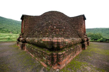 Téléchargez les photos : Bouddha stupa dans le patrimoine Bouddhiste fouillé site, Ratnagiri, Orissa, Inde - en image libre de droit