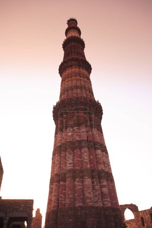 Téléchargez les photos : Coucher de soleil à Qutab Minar construit en 1311 tour de grès rouge, art indo-musulman, sultanat de Delhi, Delhi, Inde Site du patrimoine mondial de l'UNESCO - en image libre de droit