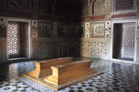 Hauptgrabkammer in Itimad _ ud _ Daula Grab Mausoleum aus weißem Marmor gebaut von Moghul-Kaiser, Agra, Uttar Pradesh, Indien