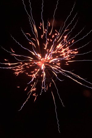 Téléchargez les photos : Feu d'artifice pour célébrer Diwali deepawali festival craquelins du ciel à Marine Drive, Bombay Mumbai, Maharashtra, Inde - en image libre de droit