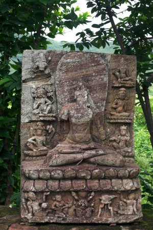 Foto de Estatua en ruinas en la herencia Buda excavado sitio, Ratnagiri, Orissa, India - Imagen libre de derechos