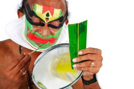 Téléchargez les photos : Danseuse kathakali du sud de l'Inde se maquillant dans un miroir, Kerala, Inde - en image libre de droit