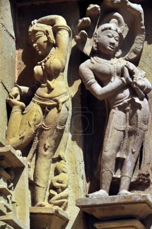 Khajuraho anmutige Apsaras und Nayikas tanzen lakshmana Tempel madhya pradesh Indien