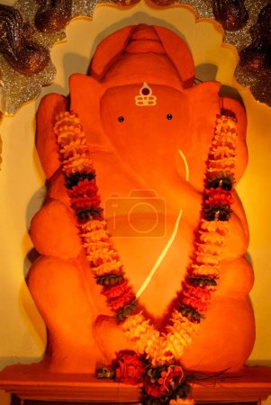 Téléchargez les photos : Réplique de l'idole de Shree Parvatinandan ganpati éléphant dirigé dieu pour le festival Ganpati à Pune, Maharashtra, Inde - en image libre de droit