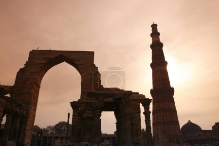 Téléchargez les photos : Vue du soir du Qutab Minar construit en 1311 tour de grès rouge, art indo-musulman, sultanat de Delhi, Delhi, Inde Site du patrimoine mondial de l'UNESCO - en image libre de droit