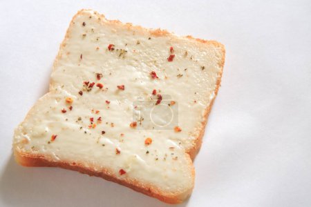 Téléchargez les photos : Nourriture pour le petit déjeuner, tartinade de fromage garniture de poudre fraîche sur fond blanc - en image libre de droit