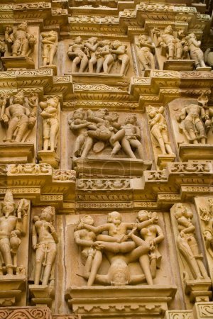 Foto de Escultura erótica de cultos tántricos que se basaron en la energía sexual, templo Khandariya Mahadev en Khajuraho, Madhya Pradesh, India - Imagen libre de derechos