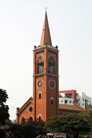 Foto de Heritage Lal Deval sinagoga Edificio neogótico de ladrillo rojo por David Sassoon, Pune, Maharashtra, India - Imagen libre de derechos