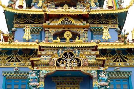 Téléchargez les photos : Namdroling monastère Palyul Nyingmapa Buddhist Centre Byalakuppe, district de Mysore, Karnataka, Inde - en image libre de droit