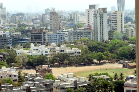 Téléchargez les photos : Vue aérienne de l'aire de jeux avec de hauts bâtiments à plusieurs étages à Worli, Bombay Mumbai, Maharashtra, Inde - en image libre de droit