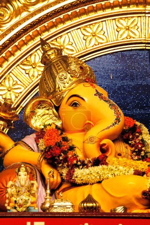 Téléchargez les photos : Idole de seigneur ganesh éléphant tête dieu magnifique décoration pour le festival Ganpati à Mandai, Pune, Maharashtra, Inde - en image libre de droit