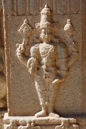 Gottesstatue geschnitzt in Dolostava Mandapa oder Musical Hall, Vitthala Tempelkomplex, Hampi, Vijayanagar, Deccan Plateau, Taluka Hospet, District Bellary, Karnataka, Indien