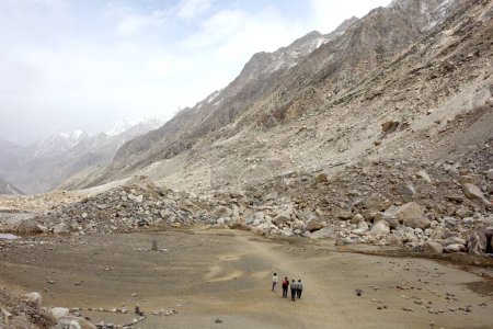 Trekkers regresando a Gangotri Uttarakhand India Asia