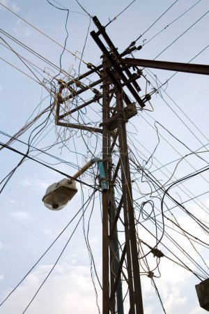 Téléchargez les photos : Poteau électrique avec fils d'alimentation chaos, Cochin maintenant Kochi, Kerala, Inde - en image libre de droit