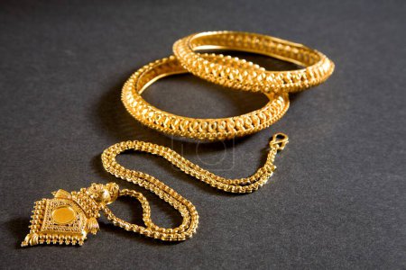 Téléchargez les photos : Collier en or avec médaillon et bracelet kangan Inde avril 2011 - en image libre de droit