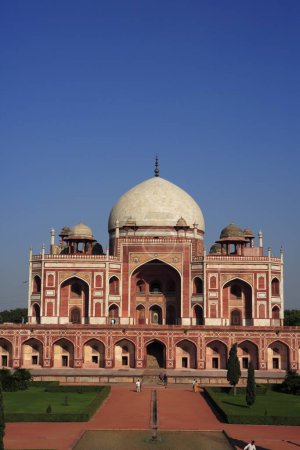 Téléchargez les photos : Tombeau Humayuns par arche construit en 1570, Delhi, Inde Site du patrimoine mondial de l'UNESCO - en image libre de droit