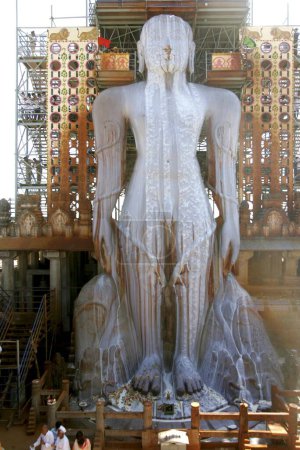 Milch ergießt sich auf die achtzehn Meter hohe Statue des bhagwan-Heiligen gomateshwara bahubali beim mahamasthakabhisheka Jain Festival, Shravanabelagola in Karnataka, Indien Februar _ 2006