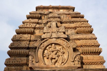 Téléchargez les photos : Jambulinga Temple tour côtes incurvées décorées en fer à cheval en forme de grand panneau de danse Shiva avec Nandi et Parvati, Pattadakal, Chalukya, district Bagalkot, plateau Deccan, Karnataka, Inde - en image libre de droit