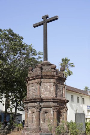 Foto de Santa Cruz en Compuesto De Iglesia De San Francisco De Asís, Construido En 1521 A.D., UNESCO Patrimonio De La Humanidad, Antiguo Goa, Velha Goa, India - Imagen libre de derechos