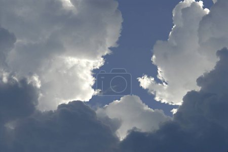 Foto de Nubes del amanecer de la mañana durante el verano con forro de plata y rayos - Imagen libre de derechos