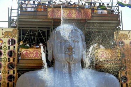 Téléchargez les photos : Jain dévots versant du lait sur la tête de 58,8 pieds monolithique Statue de saint Jain Gomateshwara à Mahamastak abhisheka sur la colline de Vindhyagiri, Shravanbelagola, Karnataka, Inde - en image libre de droit